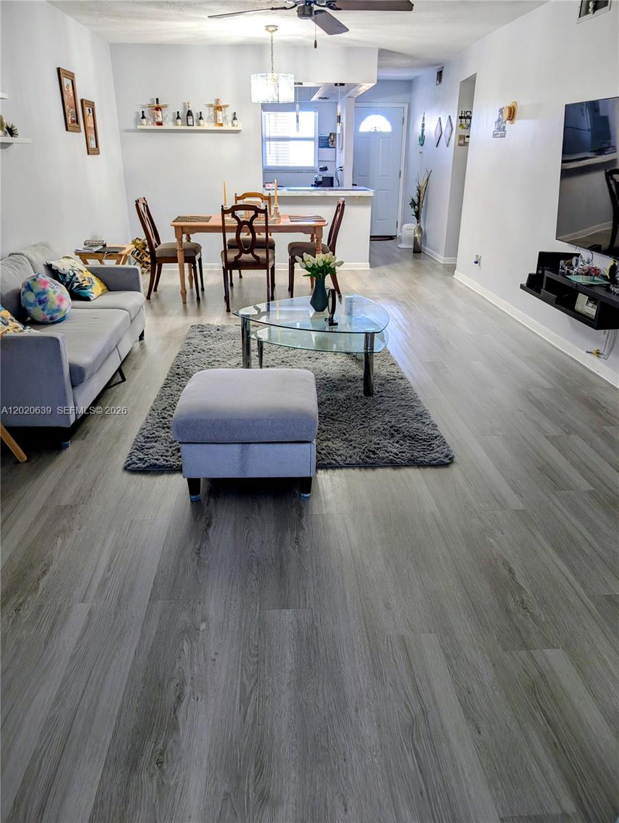VILLAGE ROYALE ON THE GRE - Residential