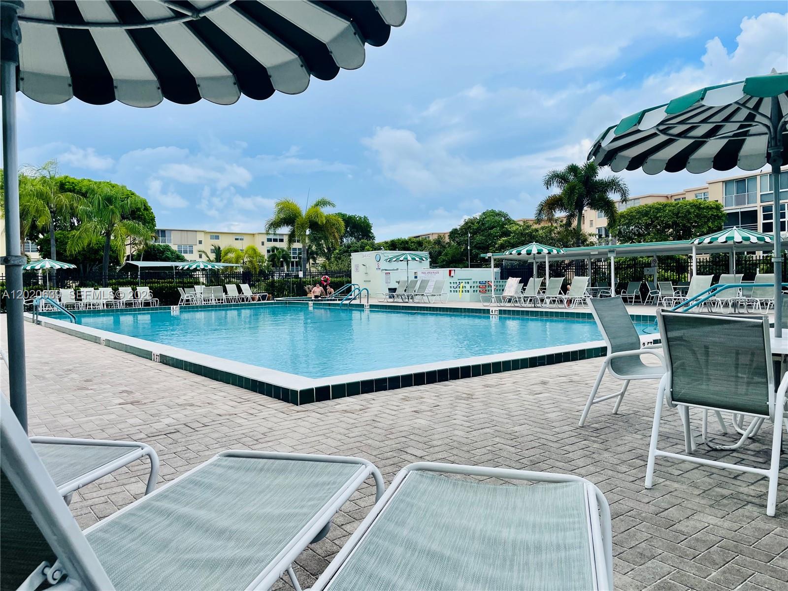 VILLAGE ROYALE ON THE GRE - Residential
