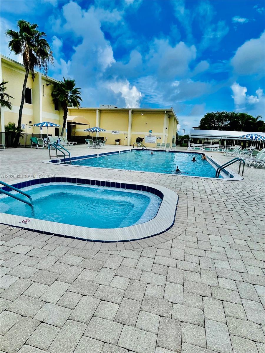 VILLAGE ROYALE ON THE GRE - Residential