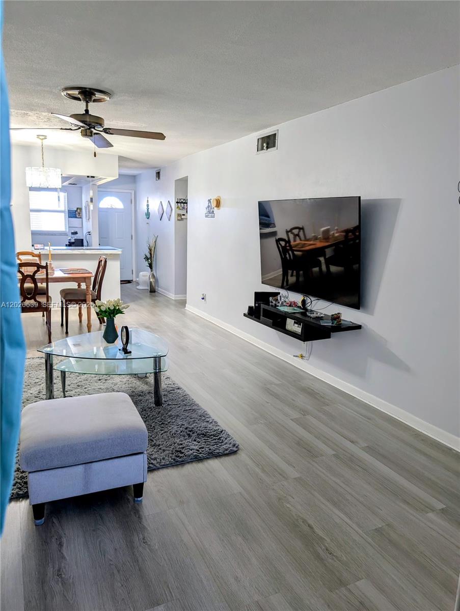 VILLAGE ROYALE ON THE GRE - Residential