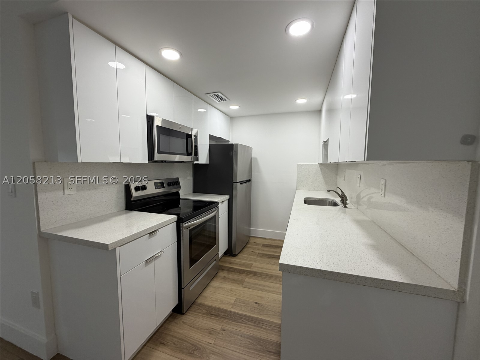 Centrally located and beautifully remodeled 2/1 condo featuring modern vinyl flooring, a bright white kitchen with quartz countertops. Convenient first-floor location, close to major shops, dining, and expressways for easy commuting.