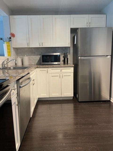 AMPLE 2 BEDROOM 2 BATH APT, REMODELED KITCHEN, NEWER APPLIANCES, CUSTOM CLOSETS,FRESHLY PAINTED, POOLS, TENNIS AND PICKLE BALL COURTS, GATED COMMUNITY, EASY ACCESS TO EXPRESSWAYS AND SHOPPING