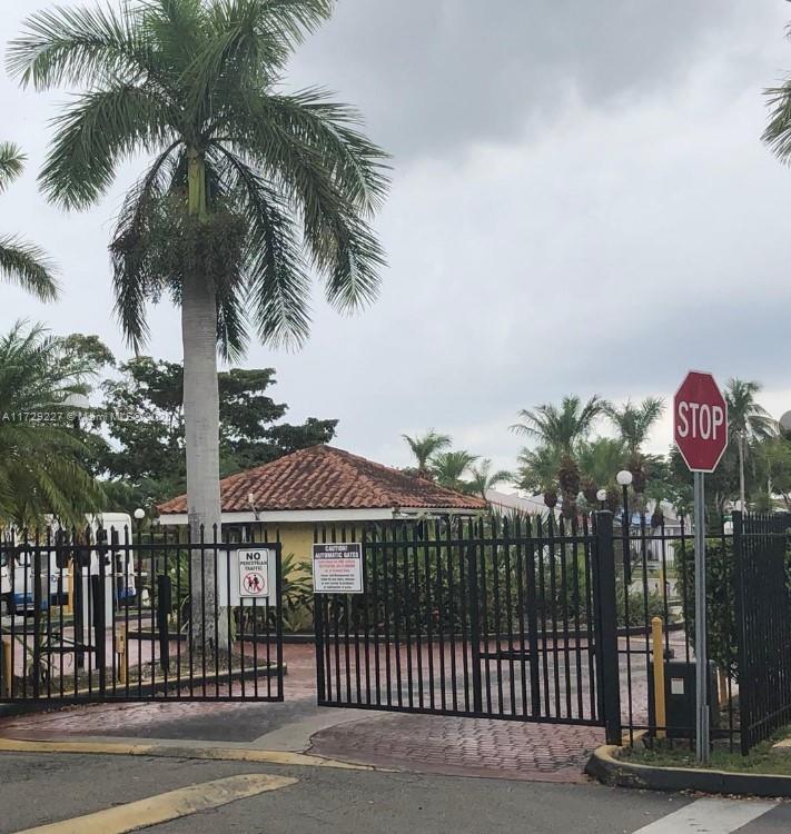 2 Bedroom  and 2 Bath Unit in good condition , washer and dryer in unit, tile floors, commmunity pool,gated entrace . Excelent location in West Kendall.