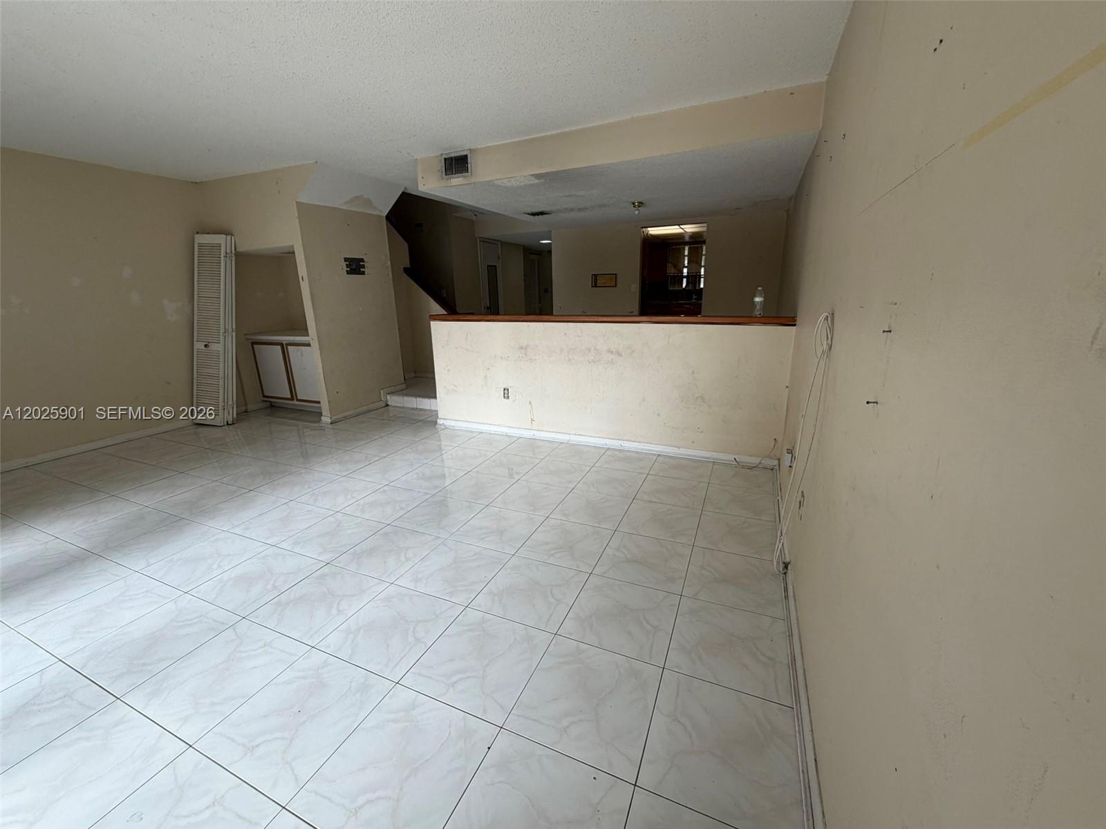 COUNTRY CLUB VILLAS TH CO - Residential