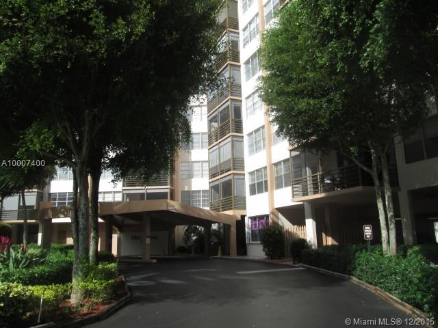 Spacious 1 beds, 1 bath with approximately 900 square feet Condo apartment in well kept gated community.  Property in good condition ready for new owner's to put in their finishing touches.  Enjoy amenities including swimming pool, exercise room and more.  Centrally located close to shopping, entertainment, transportation, major highways and more.  Don't miss this wonderful opportunity-
