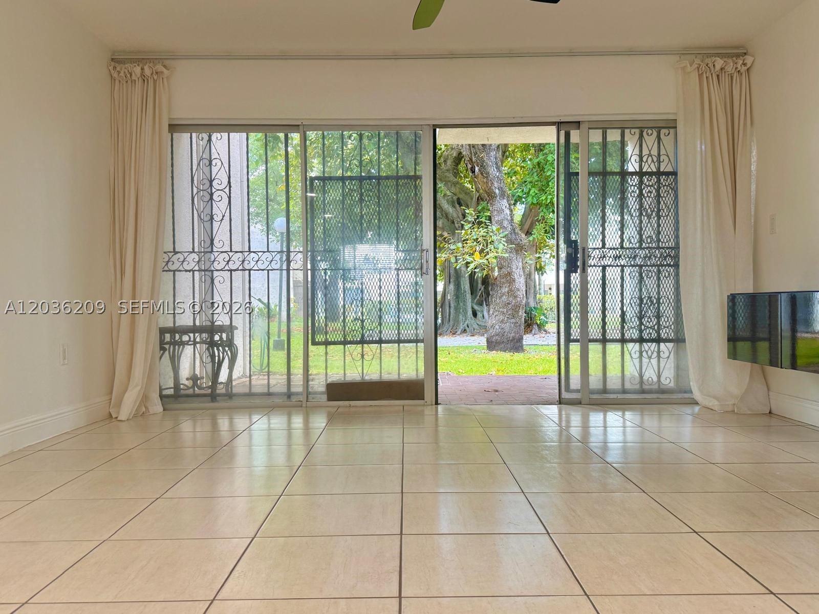 LA ARBOLEDA CONDO - Residential Lease