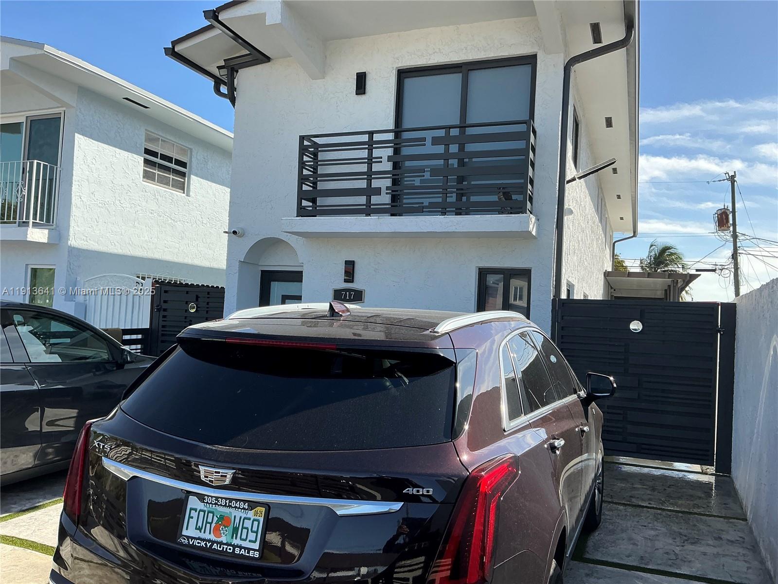GREAT OPPORTUNOTY TO OWN AMAZING CORNER LOT 3 BED 3 1/2 BATH.. WITH MORE AND MORE. BEAUTIFUL KITCHEN WITH GRANITE COUNTERTOP, WALKING CLOSETS, MASTER BED WITH BALCONY, DRIVE WAY WITH CERAMIC FLOOR, FENCE AND MORE..HURRICANE ACCORDION SHUTTERS. Owner motivated