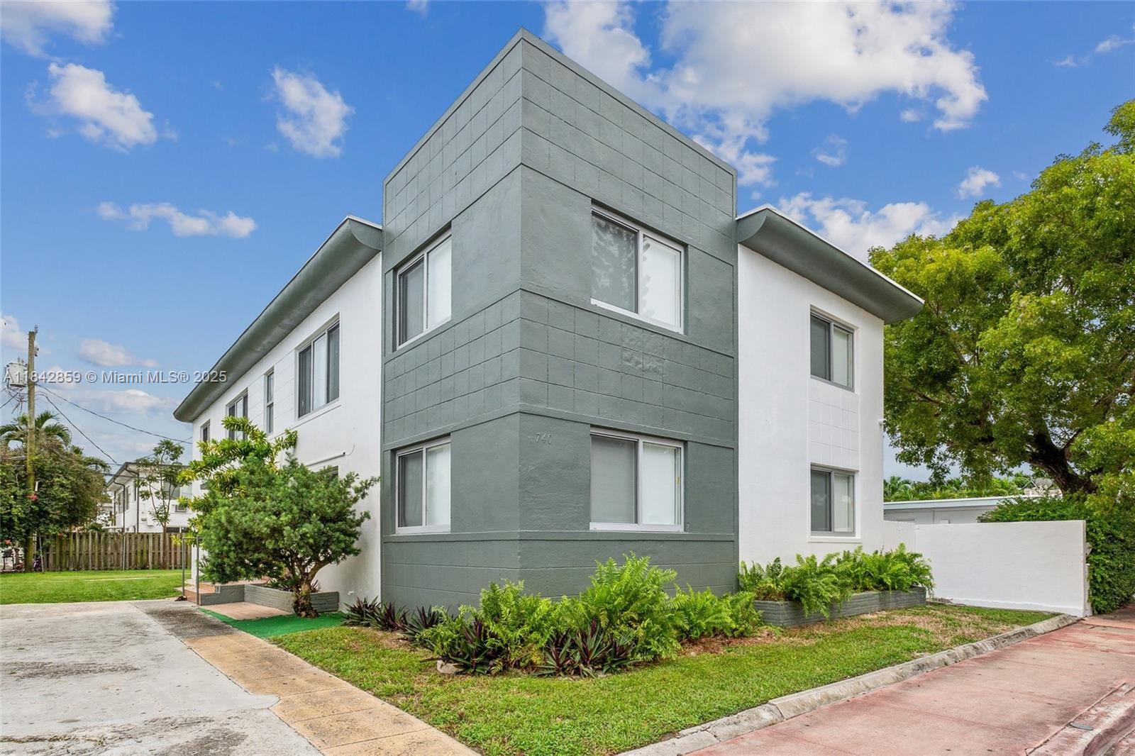BISCAYNE BCH SUB - Residential Lease