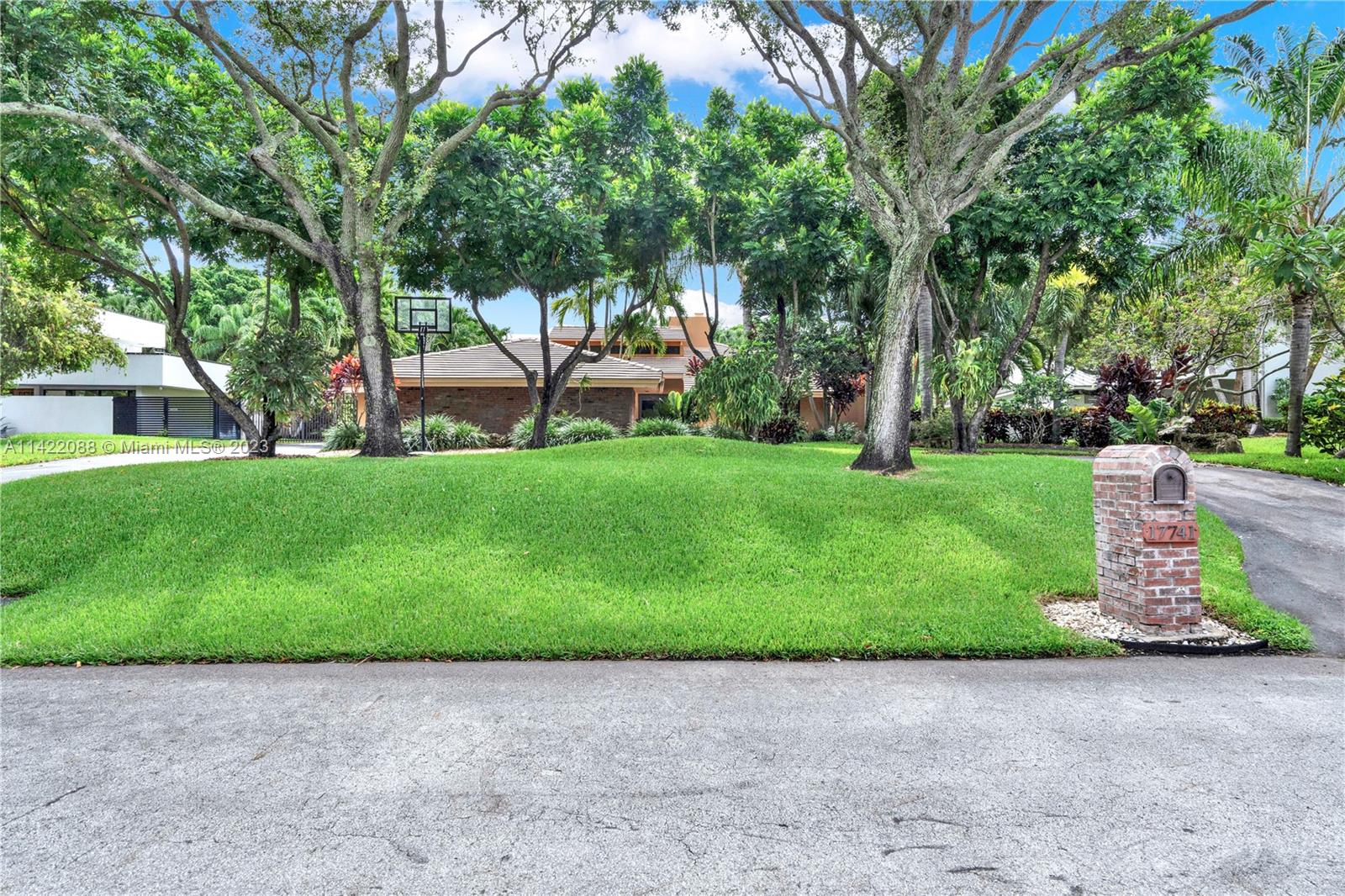 WOODMERE ESTATES - Residential