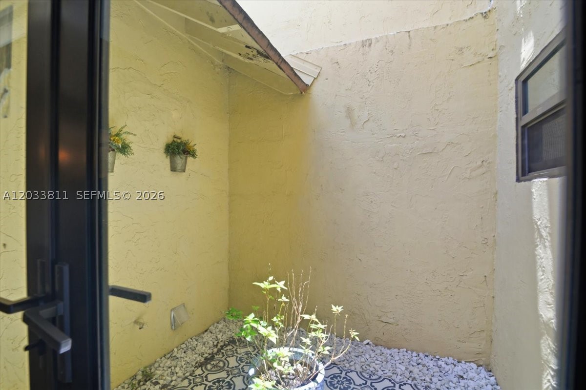 SUNSET PARK TOWN HOUSES - Residential Lease