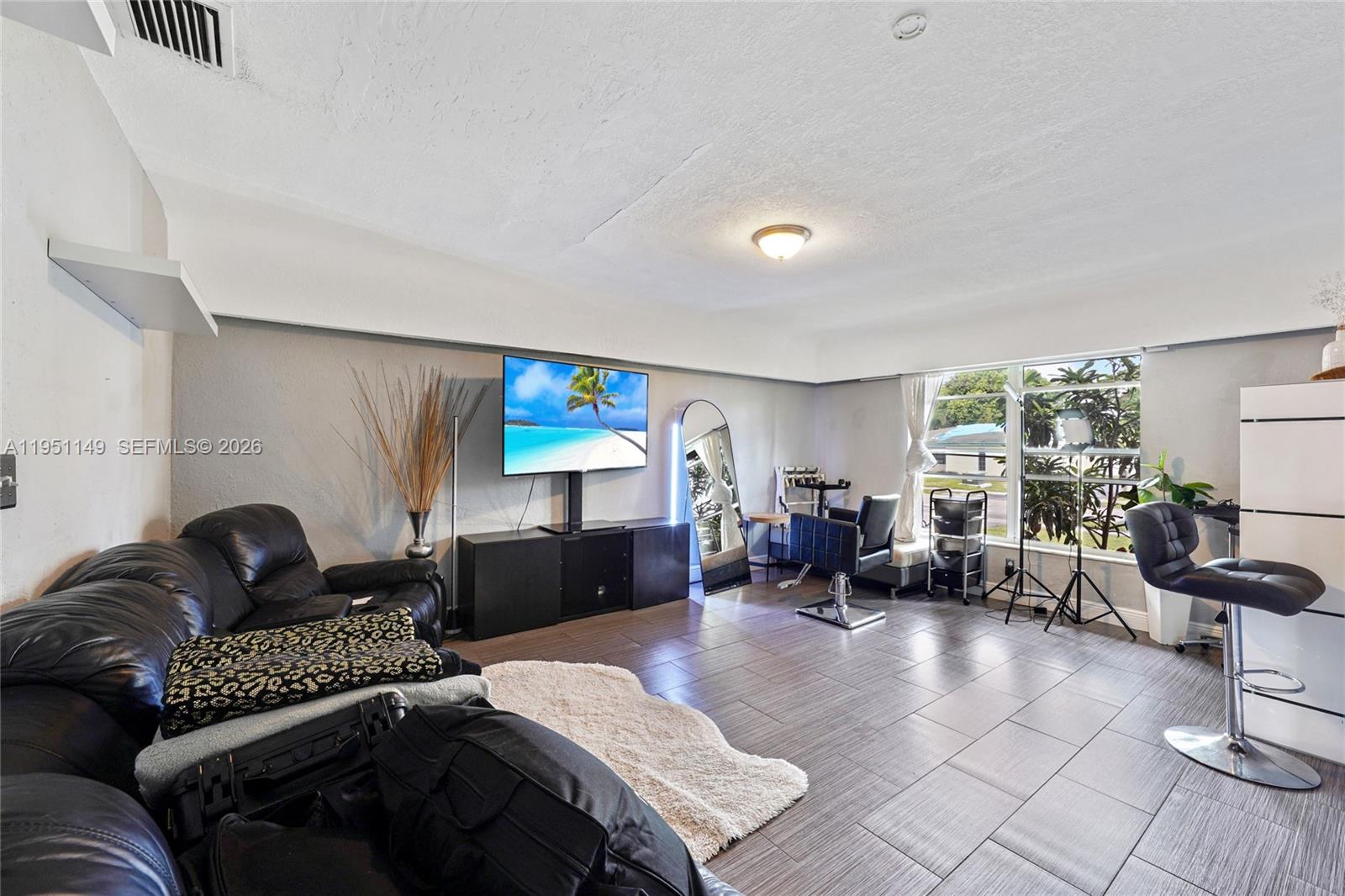 HOLLYWOOD LITTLE RANCHES - Residential