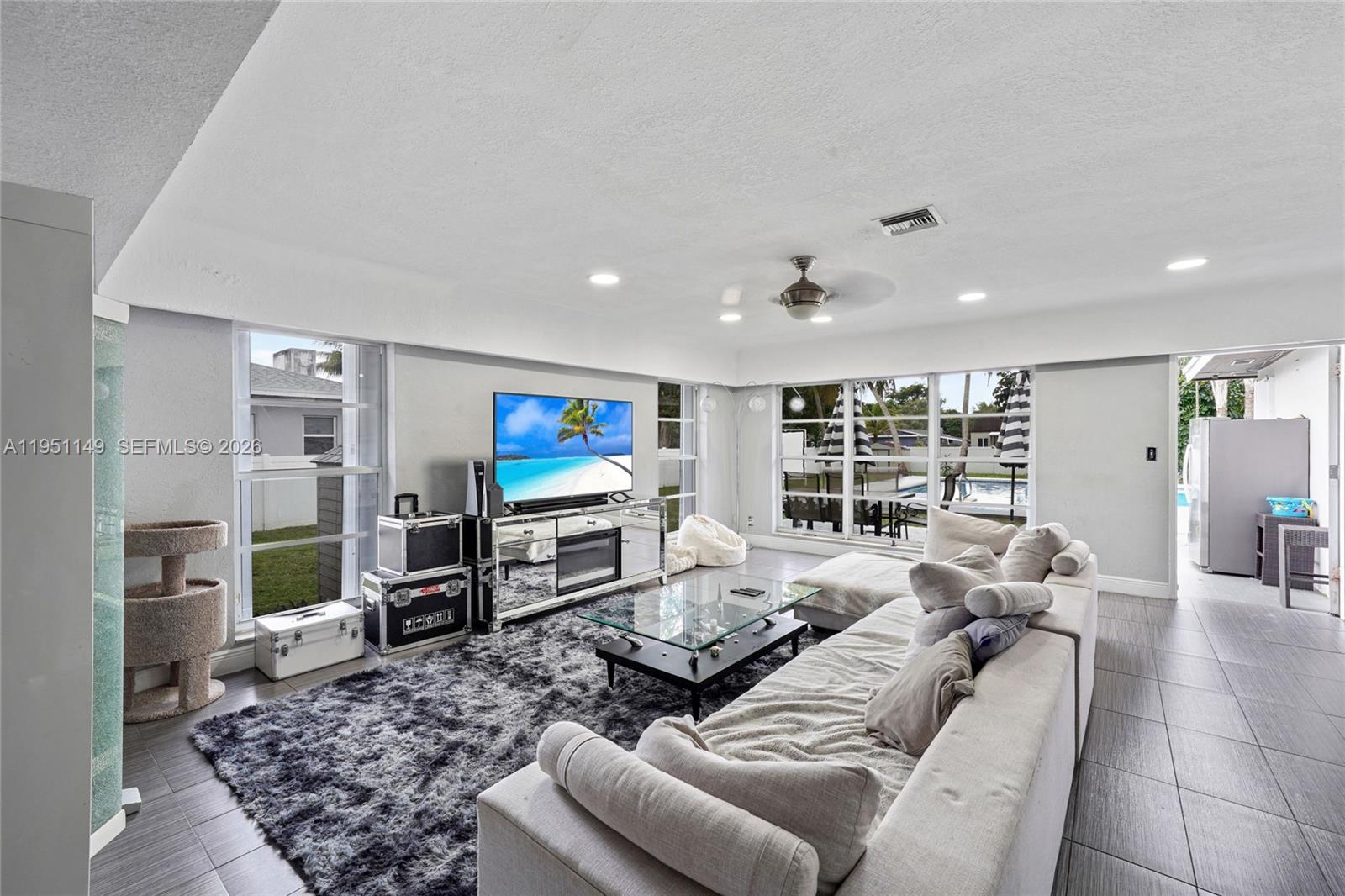 HOLLYWOOD LITTLE RANCHES - Residential