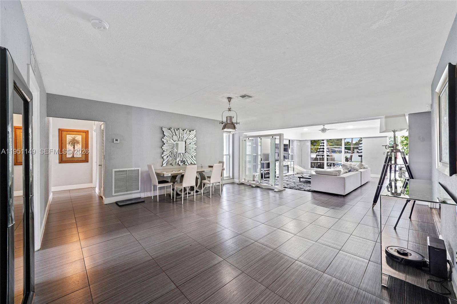 HOLLYWOOD LITTLE RANCHES - Residential