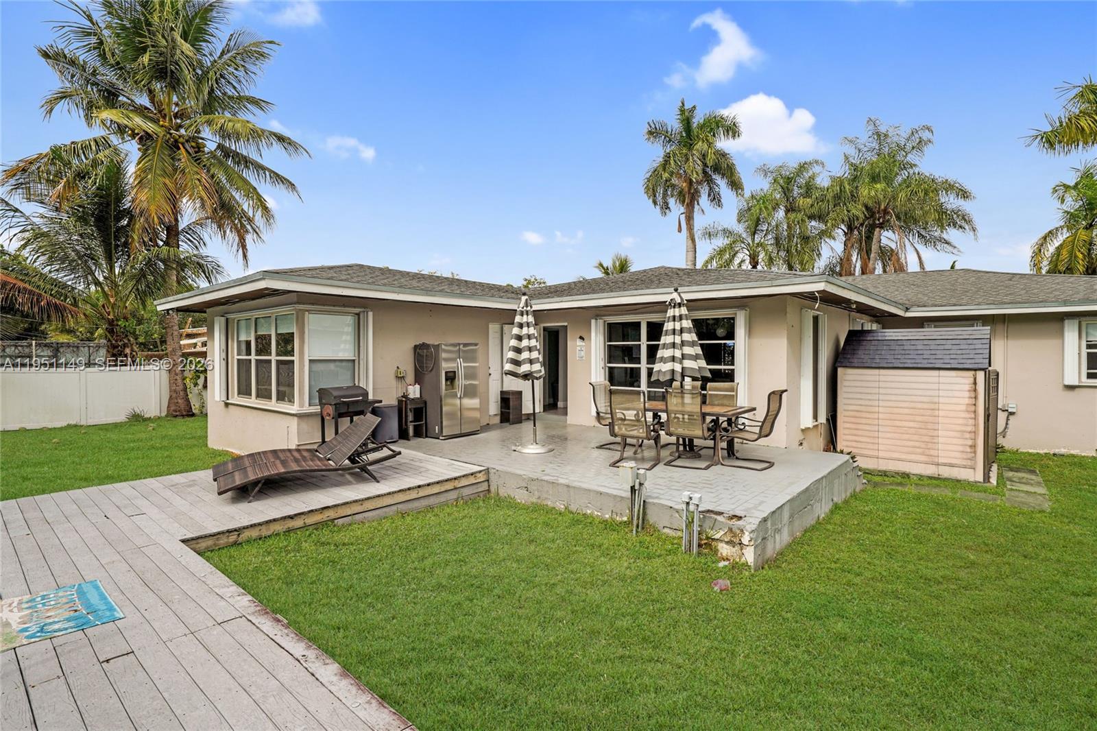 HOLLYWOOD LITTLE RANCHES - Residential