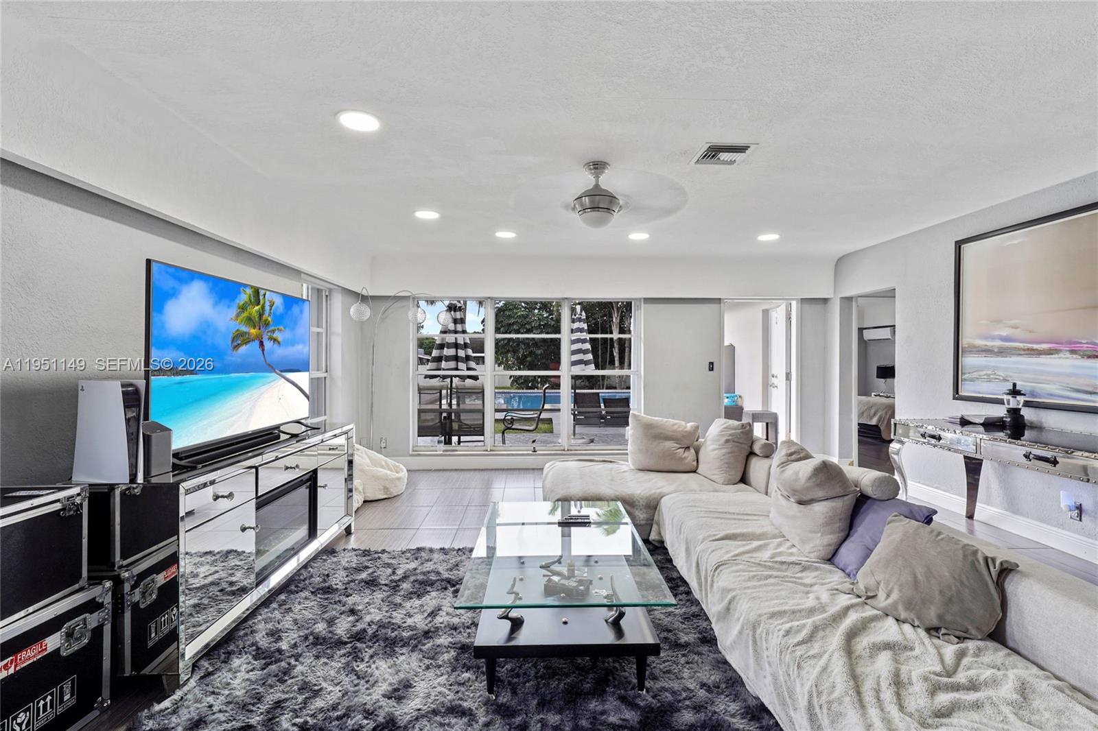 HOLLYWOOD LITTLE RANCHES - Residential
