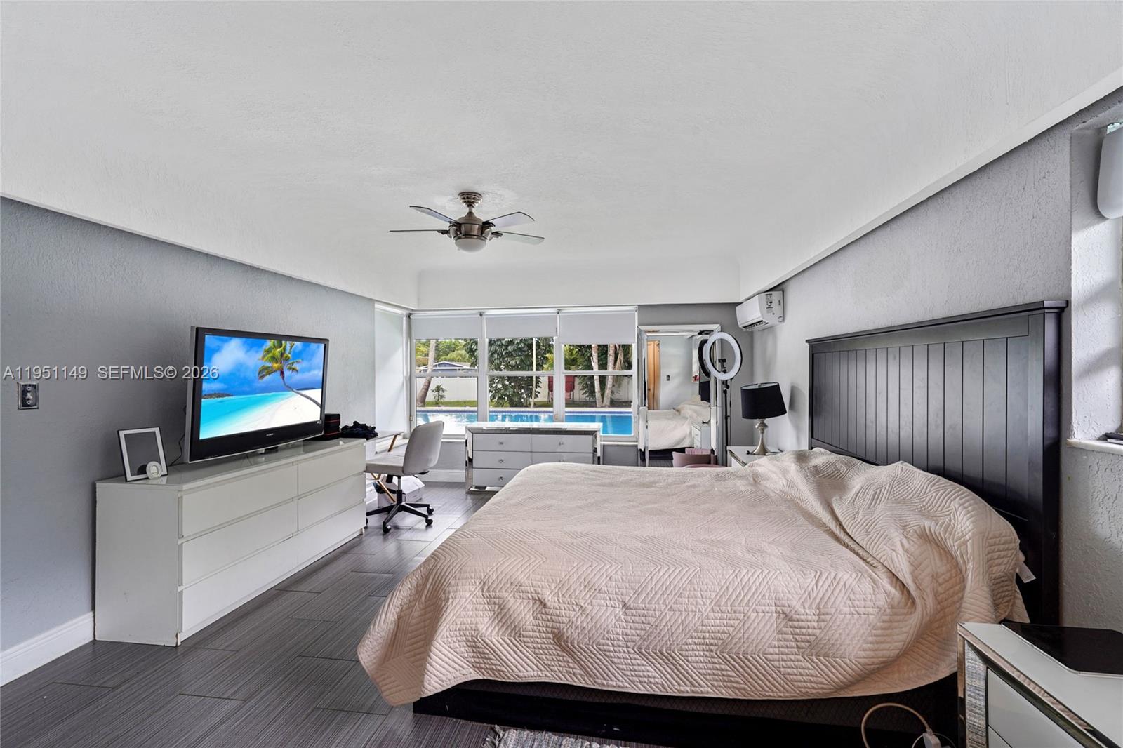 HOLLYWOOD LITTLE RANCHES - Residential