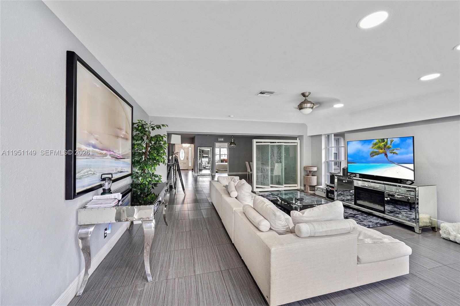 HOLLYWOOD LITTLE RANCHES - Residential
