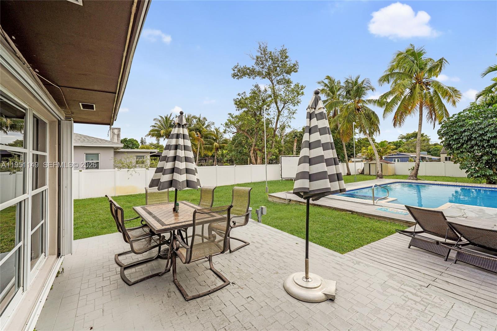 HOLLYWOOD LITTLE RANCHES - Residential