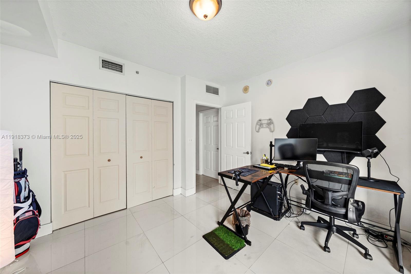 1800 BISCAYNE PLAZA CONDO - Residential
