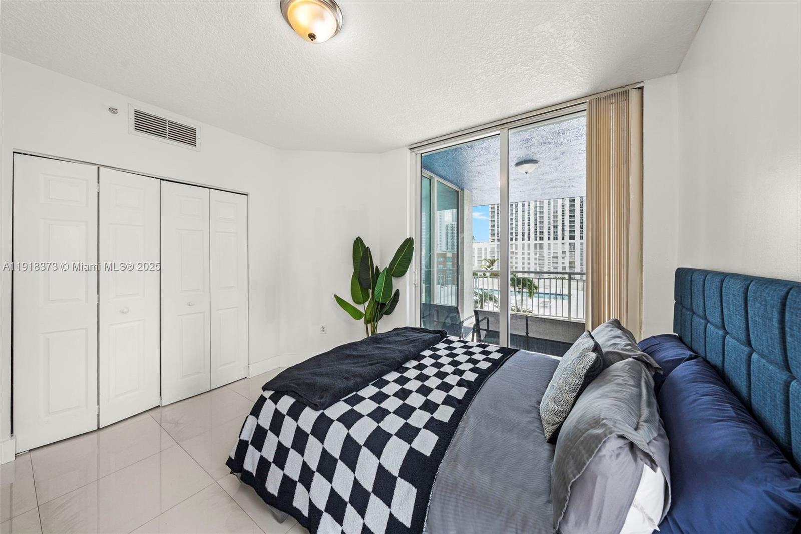 1800 BISCAYNE PLAZA CONDO - Residential