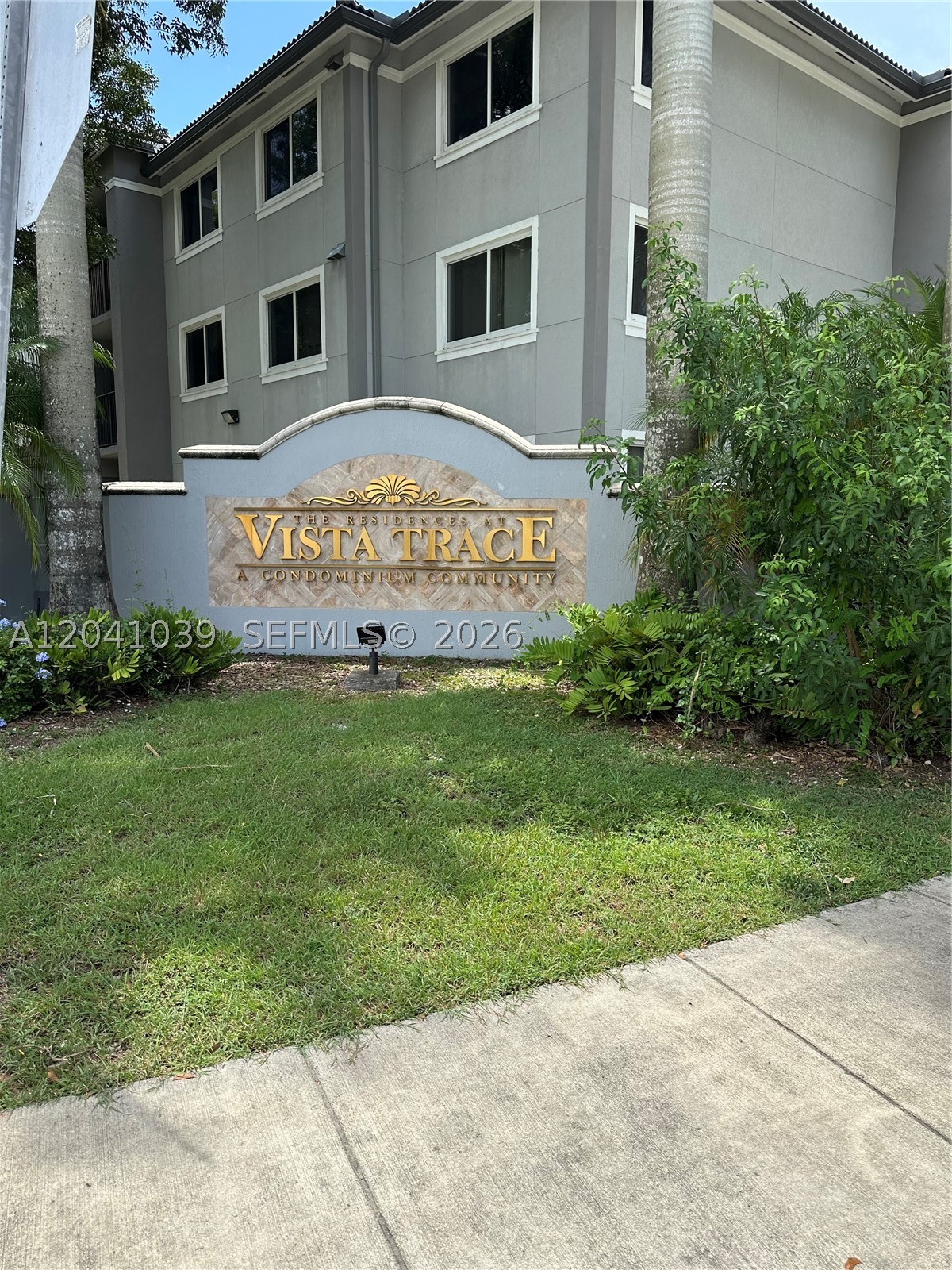 Great Location across the South Miami-Dade Busway. This well kept buildings are on the East side of US1. Quick access to the Turnpike. A 45 minute drive to Key Largo. Near shopping centers. Open balcony, with storage room.