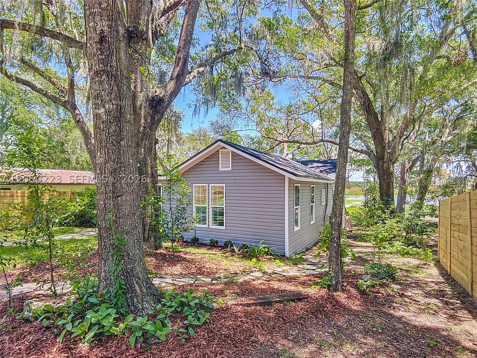 LAKE SHORE - Residential Lease