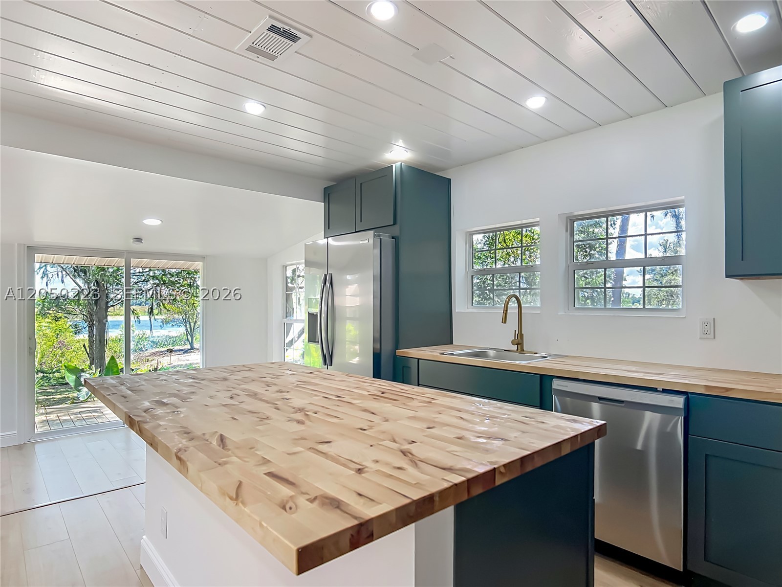 LAKE SHORE - Residential Lease