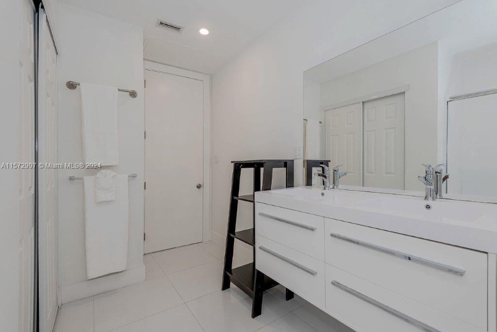 RONEY PALACE CONDO - Residential Lease