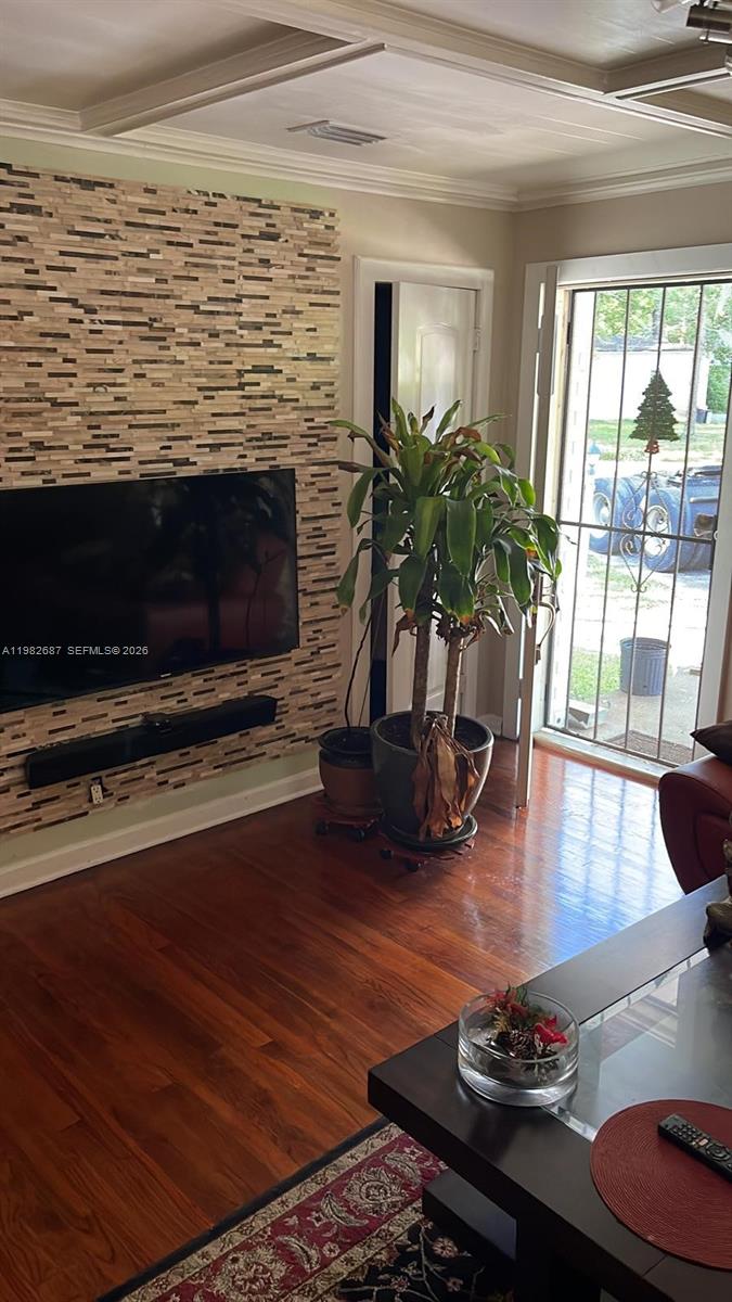 01135 HILLCREST UNIT 03 - Residential