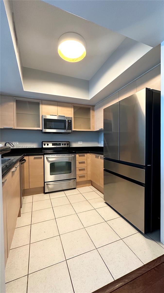 HOLLYWOOD STATION RES CON - Residential Lease