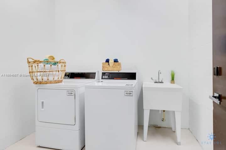 COSTA HOLLYWOOD CONDO - Residential