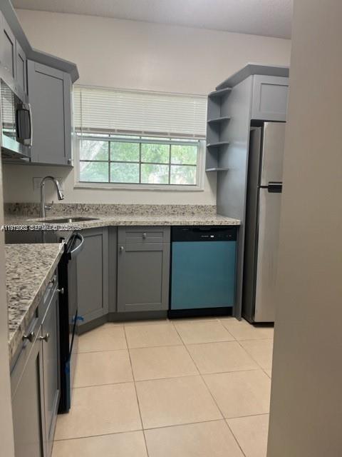 LAKEVIEW AT REFLECTION AT PEMBROKE PINES 2BR/2BATH ,GREAT FLOOR PLAN WITH BRIGHT ILUMINATION,TILED FLOORS,AND A SLEEK KITCHEN WITH GRANITE COUNTERS, AND UPDATED MODERN CABINETS.NEW APPLIANCES INCLUDING WASHER AND DRYER.FITNESS CENTER WITH AMAZING POOL,JACUZZI,RAQUET,BASKETBALL AND TENNIS COURT, GOOD LOCATION