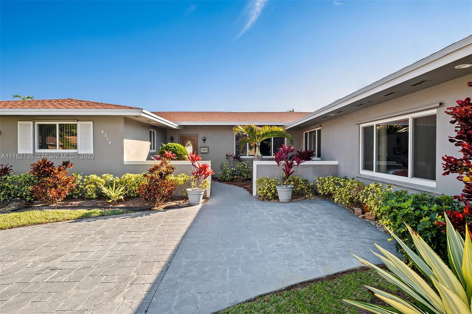 HOLLYWOOD HILLS - Residential