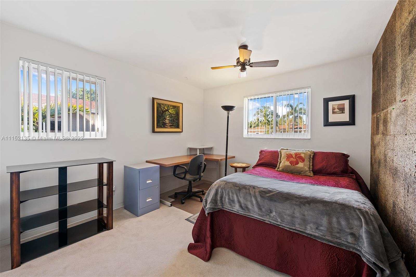 HOLLYWOOD HILLS - Residential
