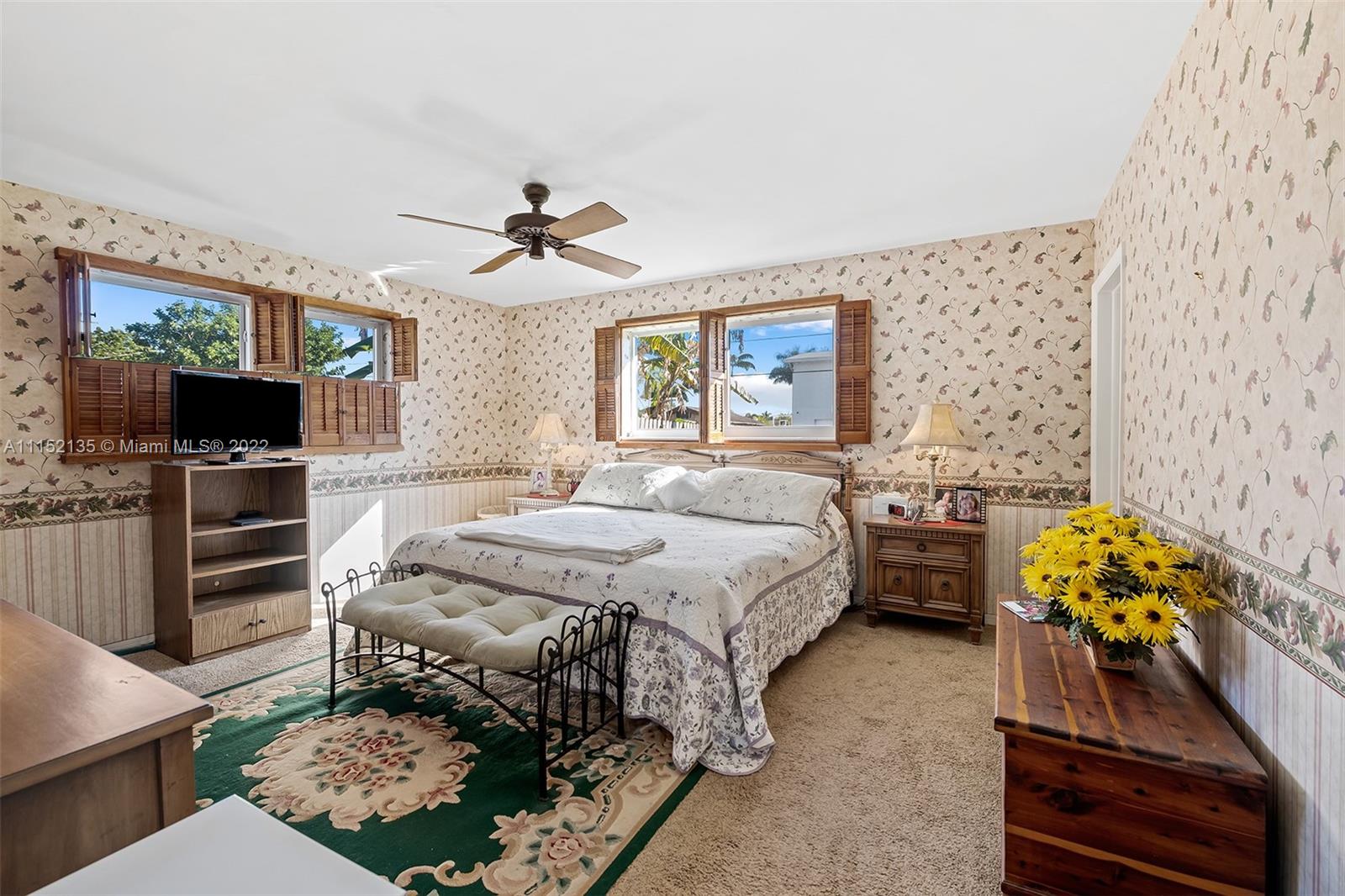HOLLYWOOD HILLS - Residential