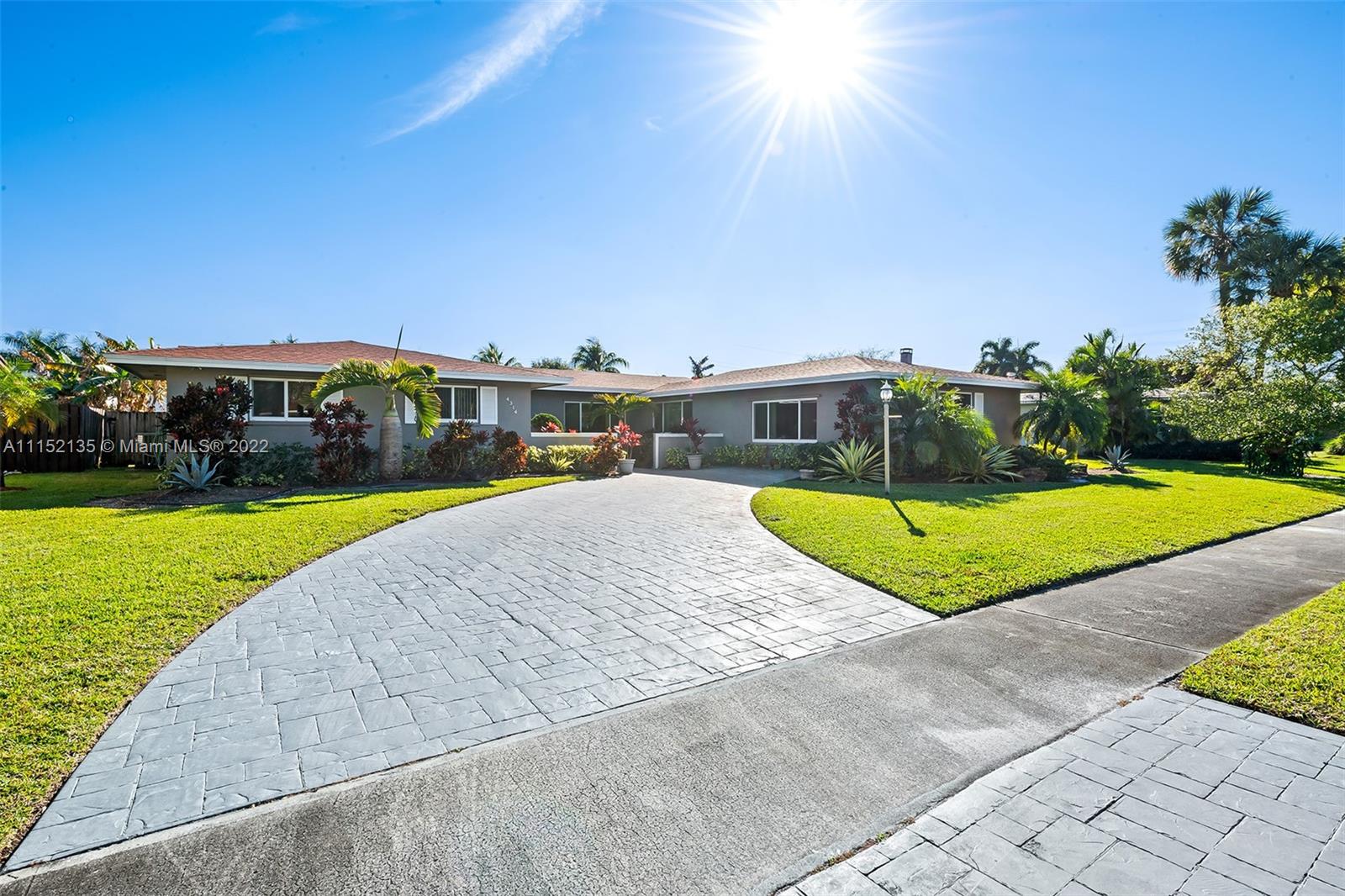 HOLLYWOOD HILLS - Residential