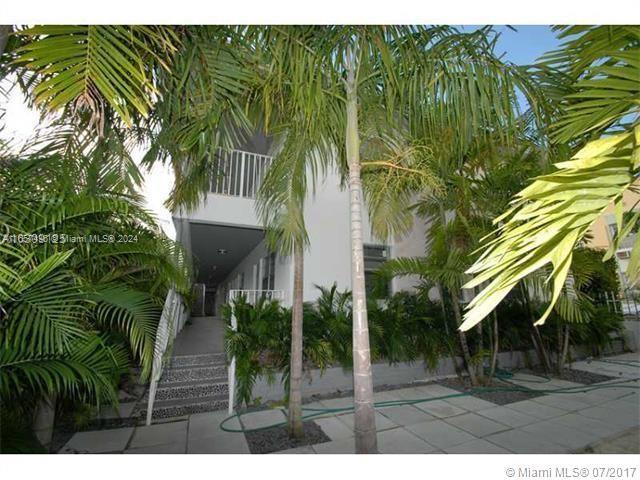 Modern, renovated studio, one block from Lincoln Road. White ceramic floor, stainless steel appliances and washer&dryer. Unit is unfurnished.
Great Investment!