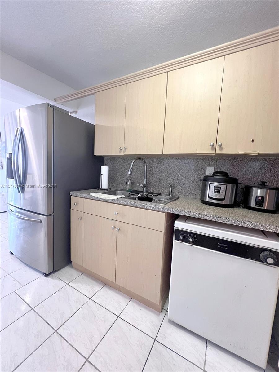 PALM-EAST GARDENS CONDO - Residential