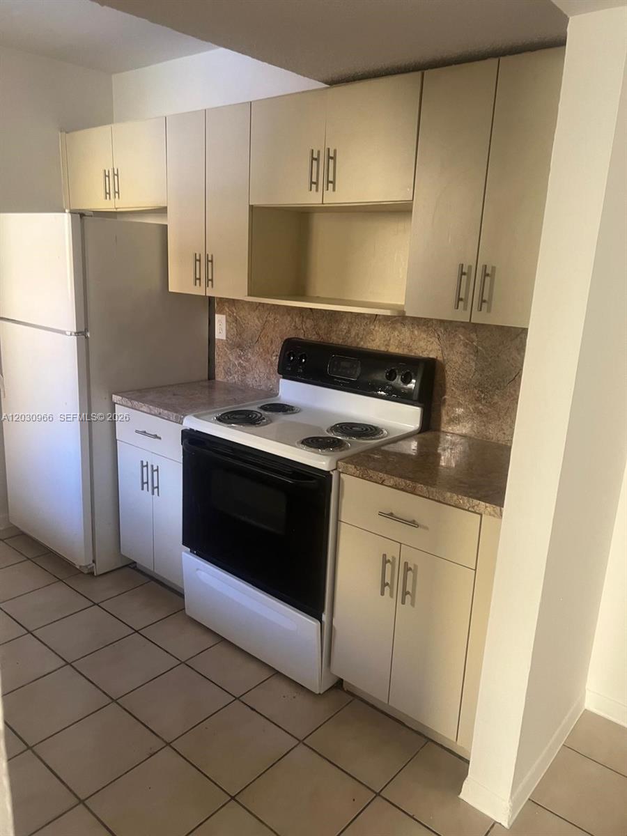 SOLEIL LAKE CONDO - Residential Lease