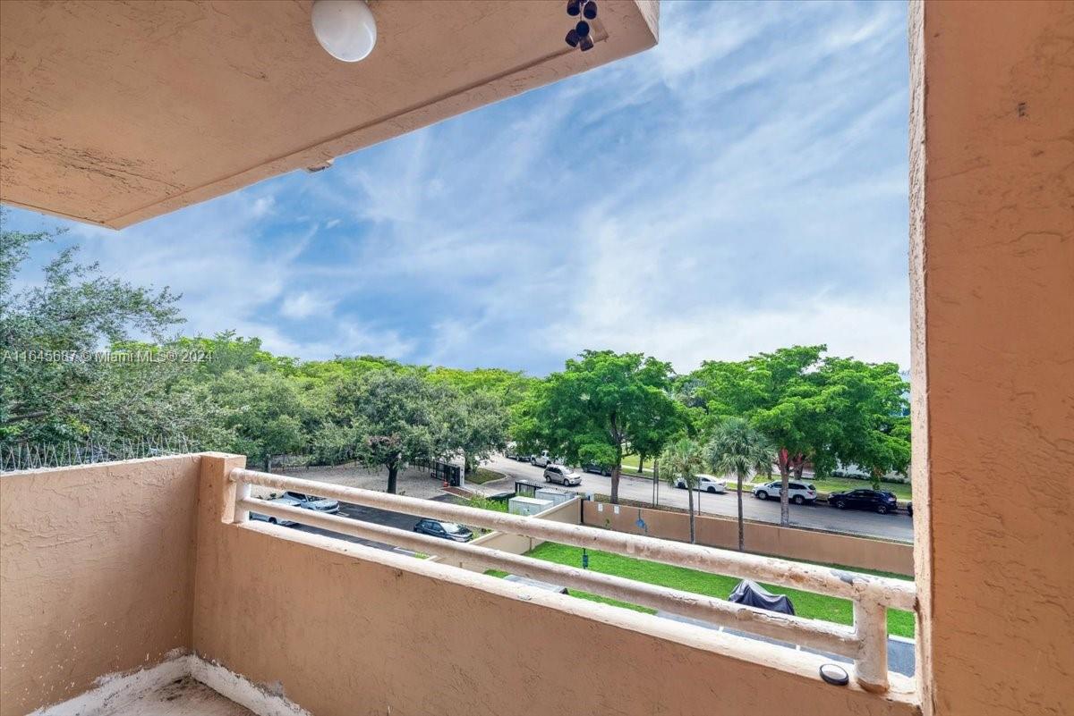 CELEBRITY POINT CONDO - Residential