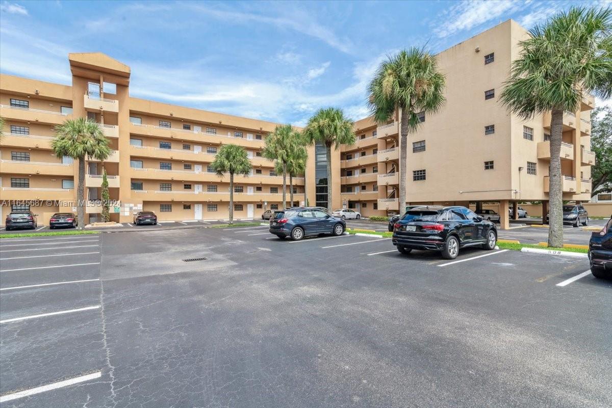 CELEBRITY POINT CONDO - Residential