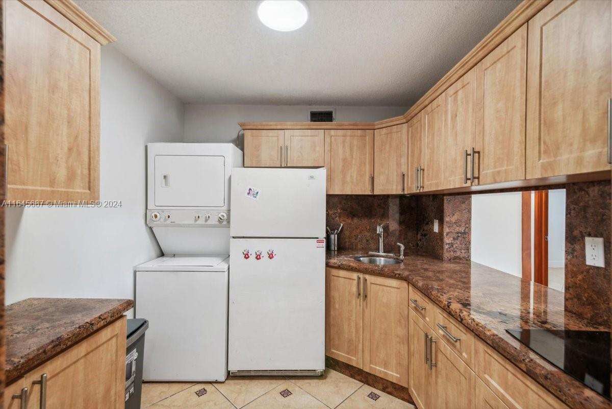 CELEBRITY POINT CONDO - Residential