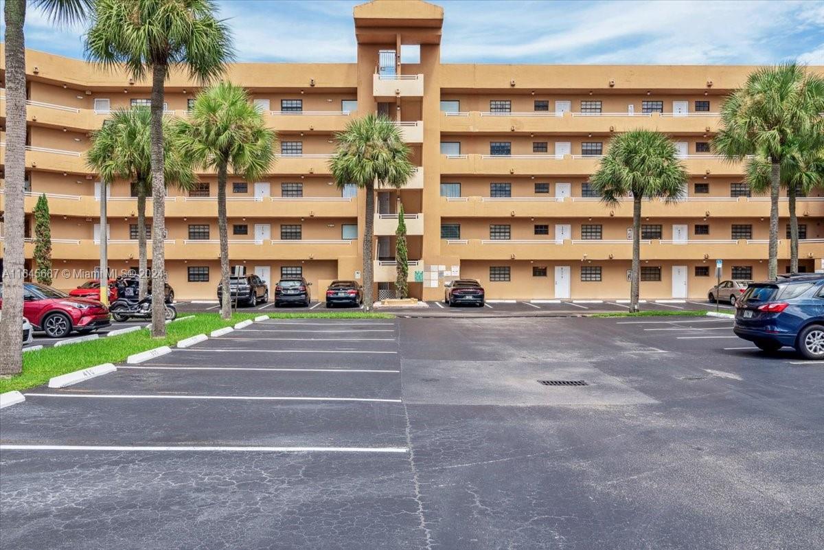 CELEBRITY POINT CONDO - Residential