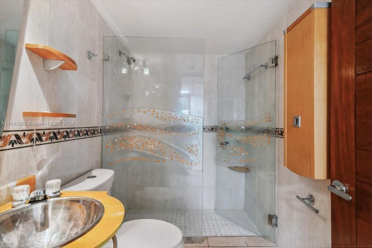 CELEBRITY POINT CONDO - Residential