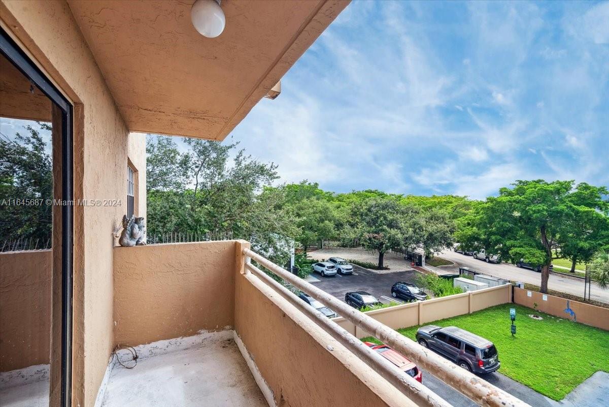 CELEBRITY POINT CONDO - Residential