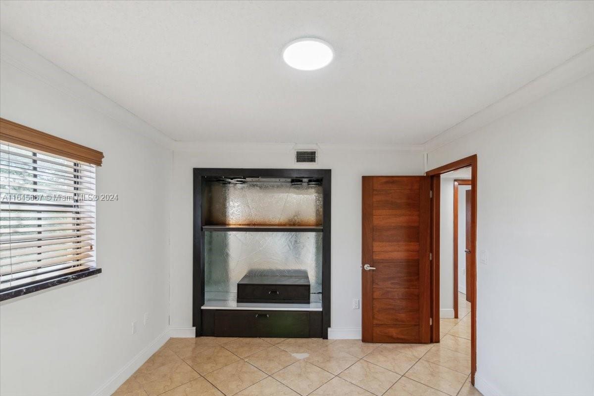 CELEBRITY POINT CONDO - Residential