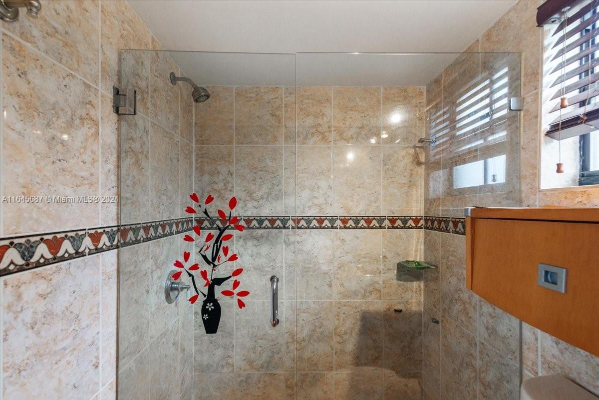 CELEBRITY POINT CONDO - Residential