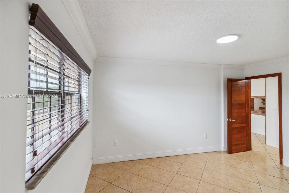 CELEBRITY POINT CONDO - Residential