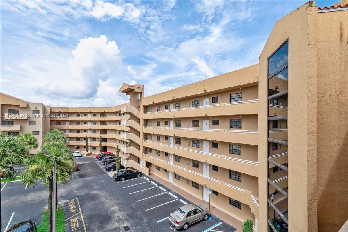 CELEBRITY POINT CONDO - Residential
