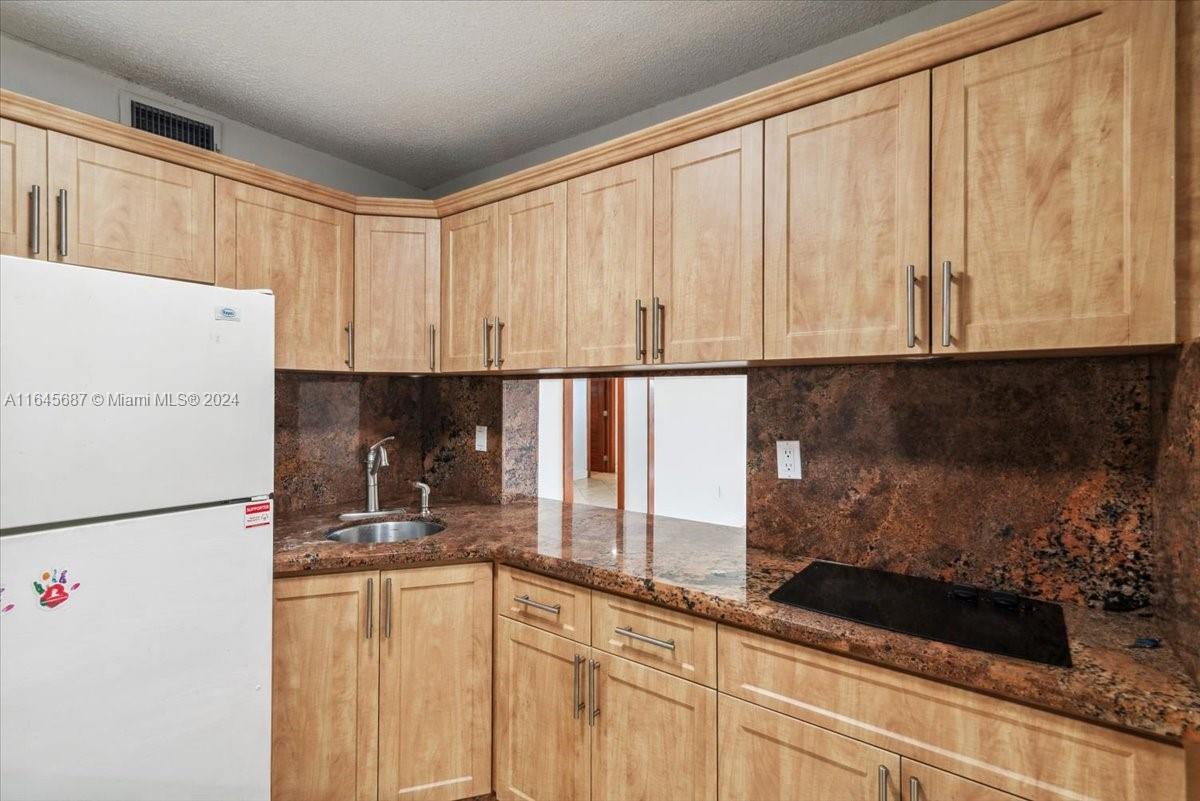 CELEBRITY POINT CONDO - Residential